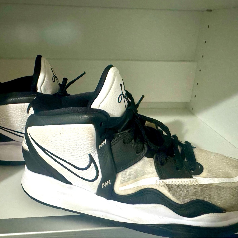 Kyrie Infinity (Team) Basketball Shoes